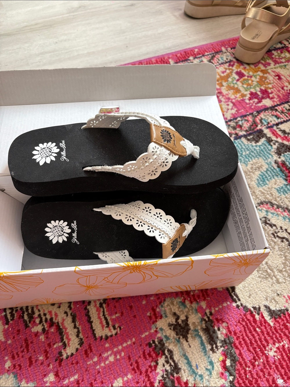NWOT Yellow box Floral Cutout Thong Sandals - White/Black